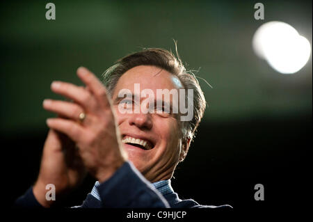 Derry, NH, États-Unis - 1/7/12 - Mitt Romney au cours d'une campagne s'arrêtent à la Pinkerton Academy à Derry, NH 7 janvier 2012, alors qu'il milite pour la nomination républicaine pour le président avant les primaires du New Hampshire. (Photo par Gordon M. Grant) Banque D'Images