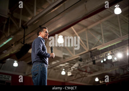 Derry, NH, États-Unis - 1/7/12 - Mitt Romney au cours d'une campagne s'arrêtent à la Pinkerton Academy à Derry, NH 7 janvier 2012, alors qu'il milite pour la nomination républicaine pour le président avant les primaires du New Hampshire. (Photo par Gordon M. Grant) Banque D'Images