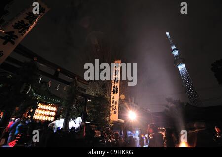 Le 31 décembre 2011, Tokyo, Japon - Tokyo Sky Tree est illuminée pour célébrer la nouvelle année au centre-ville de Tokyo le samedi, Décembre 31, 2011. Les 634 mètres de hauteur, la tour de radiodiffusion numérique terrestre est officiellement reconnu par Guinness World Records comme le plus haut du monde tour autonome. La towe Banque D'Images