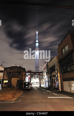 Le 31 décembre 2011, Tokyo, Japon - Tokyo Sky Tree est illuminée pour célébrer la nouvelle année au centre-ville de Tokyo le samedi, Décembre 31, 2011. Les 634 mètres de hauteur, la tour de radiodiffusion numérique terrestre est officiellement reconnu par Guinness World Records comme le plus haut du monde tour autonome. La towe Banque D'Images