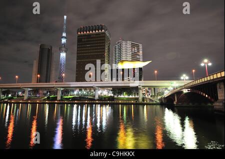 Le 31 décembre 2011, Tokyo, Japon - Tokyo Sky Tree est illuminée pour célébrer la nouvelle année au centre-ville de Tokyo le samedi, Décembre 31, 2011. Les 634 mètres de hauteur, la tour de radiodiffusion numérique terrestre est officiellement reconnu par Guinness World Records comme le plus haut du monde tour autonome. La towe Banque D'Images