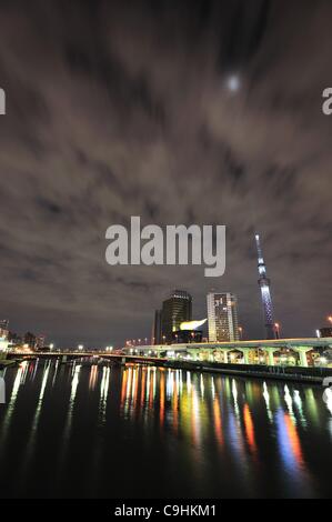 Le 31 décembre 2011, Tokyo, Japon - Tokyo Sky Tree est illuminée pour célébrer la nouvelle année au centre-ville de Tokyo le samedi, Décembre 31, 2011. Les 634 mètres de hauteur, la tour de radiodiffusion numérique terrestre est officiellement reconnu par Guinness World Records comme le plus haut du monde tour autonome. La towe Banque D'Images