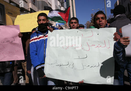 Le 9 janvier 2012 - Hébron, en Cisjordanie, territoire palestinien palestiniens - tenir des drapeaux syriens et des pancartes comme ils inscrivez-vous une manifestation d'appui pour le président syrien Bachar al-Assad dans la ville de Cisjordanie d'Hébron le Jan 09, 2012. Photo par Mamoun Wazwaz (crédit Image : © Mamoun Wazwaz  Apaimages/APA Banque D'Images