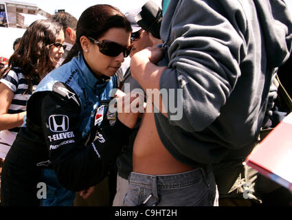 17 avril 2009 - Long Beach, CA, États-Unis - voiture de course Danica Patrick, signe des autographes pour les fans de course sur un jour de pratique pour le Dimanche du Grand Prix de Long Beach (crédit Image : © Jonathan Alcorn/ZUMAPRESS.com) Banque D'Images