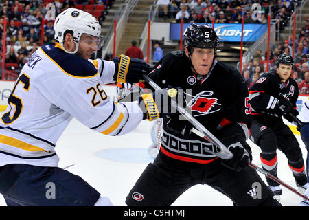 Le 6 janvier 2012 - Raleigh, Caroline du Nord, États-Unis - Sabres de Buffalo aile gauche Thomas Vanek (26) et le défenseur des Hurricanes de la Caroline Bryan Allen (5)Au cours de tonights jeu.Les ouragans défait Buffalo 4-2 au RBC Center de Raleigh en Caroline du Nord. (Crédit Image : © Anthony Barham/ZUMAPRESS.com)/Southcreek Banque D'Images