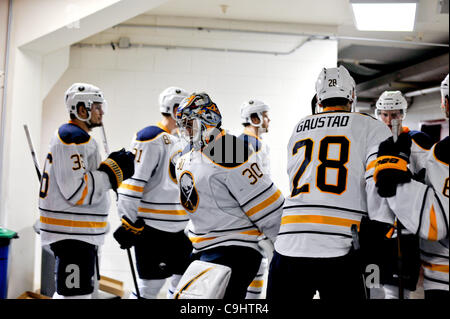 Le 6 janvier 2012 - Raleigh, Caroline du Nord, États-Unis - Sabres de Buffalo Ryan Miller gardien (30) avant de tonights jeu.Les ouragans défait Buffalo 4-2 au RBC Center de Raleigh en Caroline du Nord. (Crédit Image : © Anthony Barham/ZUMAPRESS.com)/Southcreek Banque D'Images