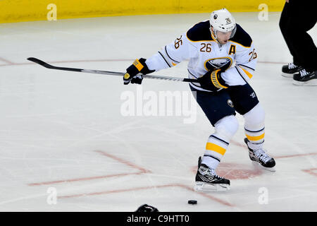 Le 6 janvier 2012 - Raleigh, Caroline du Nord, États-Unis - Sabres de Buffalo aile gauche Thomas Vanek (26) prend un shot au cours de tonights jeu.Les ouragans défait Buffalo 4-2 au RBC Center de Raleigh en Caroline du Nord. (Crédit Image : © Anthony Barham/ZUMAPRESS.com)/Southcreek Banque D'Images