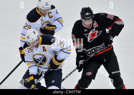 Le 6 janvier 2012 - Raleigh, Caroline du Nord, États-Unis - Sabres de Buffalo aile gauche Thomas Vanek (26) et de Sabres de Buffalo aile droite Jason Pominville (29) au cours de tonights jeu.Les ouragans défait Buffalo 4-2 au RBC Center de Raleigh en Caroline du Nord. (Crédit Image : © Anthony Barham/ZUMAPRESS.com)/Southcreek Banque D'Images