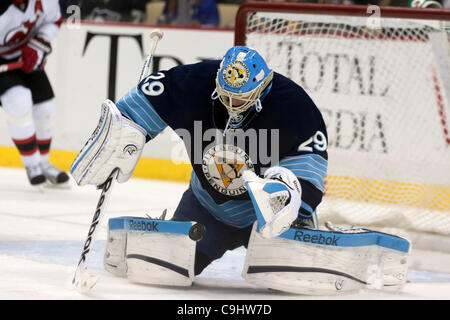 Le 7 janvier, 2012 - Pittsburgh, Pennsylvanie, États-Unis - Pittsburgh Marc-André fleury gardien (29) avec une sauvegarde au cours de la deuxième période contre New Jersey. Les Devils du New Jersey a battu les Penguins de Pittsburgh 3-1 au CONSOL Energy Center à Pittsburgh, Pennsylvanie. (Crédit Image : © Frank Jansky/Southcreek/Z Banque D'Images