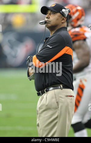 Le 7 janvier, 2012 - Houston, Texas, États-Unis - Cincinnati Bengals entraîneur en chef Marvin Lewis regarde le Jumbotron. La défaite des Houston Texans Cincinnati Bengals dans le match 31-10 au Reliant Stadium de Houston au Texas. (Crédit Image : © Luis Leyva/ZUMAPRESS.com)/Southcreek Banque D'Images