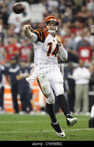 Le 7 janvier, 2012 - Houston, Texas, États-Unis - Cincinnati Bengals quarterback Andy Dalton(14) passe sur la course. La défaite des Houston Texans Cincinnati Bengals dans le match 31-10 au Reliant Stadium de Houston au Texas. (Crédit Image : © Luis Leyva/ZUMAPRESS.com)/Southcreek Banque D'Images