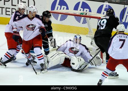 5 janvier, 2012 - San Jose, Californie, États-Unis - Columbus Blue Jackets gardien Curtis Sanford (30) fait une grande sauvegarder contre les Sharks de San Jose, Joe Thornton centre (19) au cours de la partie de la LNH entre les Sharks de San Jose et les Blue Jackets de Columbus. Les Sharks de San Jose gagner le match 2-1. (Crédit Image : © Dinn Banque D'Images