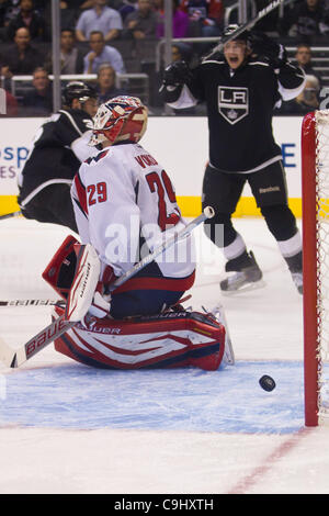 Le 9 janvier 2012 - Los Angeles, Californie, États-Unis - Washington Capitals Tomas Vokoun (29) s'affaisse dans la défaite comme la Kings Jack Johnson (3) marque un but en deuxième période, l'action. Les rois mener les Capitals de Washington 4-1 après la deuxième période. (Crédit Image : © Josh Chapelle/ZUMAPRESS.com)/Southcreek Banque D'Images