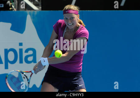 10.01.2012 Sydney, Australie. Kvitova en action au cours de la deuxième série jeu.Alexandra Dulgheru (ROU) V Petra Kvitova (CZE). Kvitovai bat Dulgheru 7-5 3-6 6-4 sur le court central à l'Australian International Apia Banque D'Images