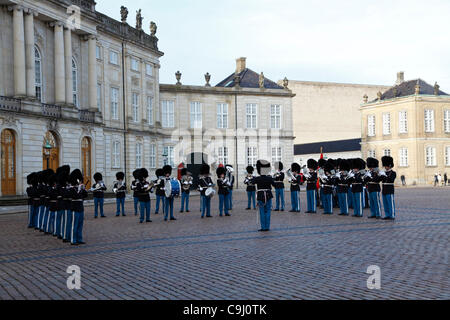 Jan.mardi 10 octobre 2012 - Palais d'Amalienborg, Copenhague, Danemark - La vie royale protège avec une performance musicale au niveau d'un changement de gardiens pour commencer les célébrations de la Reine Margrethe II de Danemark 40ème Jubilé de la semaine Banque D'Images