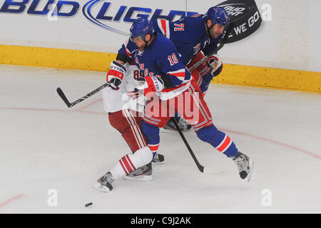 10 janvier 2012 - New York, New York, États-Unis - New York Rangers aile droite Marian Gaborik (10) et le contrôle de l'aile droite des Coyotes de Phoenix Mikkel Boedker (89) au cours de la première période entre l'action de la LNH les Coyotes de Phoenix et les Rangers de New York au Madison Square Garden. (Crédit Image : ©/Southcre s Schneekloth Banque D'Images