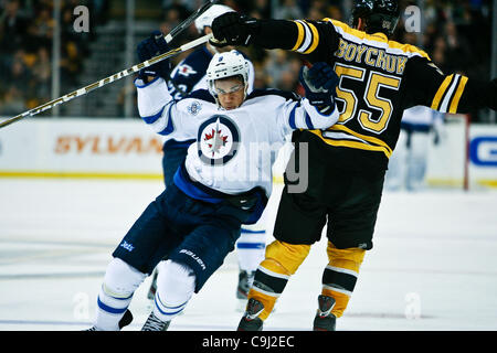 10 janvier 2012 - Boston, Massachusetts, États-Unis - Winnipeg Jets aile gauche Evander Kane (9) entre en collision avec le défenseur des Bruins de Boston Johnny Boychuk (55) dans la seconde période du match à la TD Garden à Boston, Massachusetts. Beat Bruins 5 - 3 jets. (Crédit Image : © Mark Fort/Southcreek/ZUMAPRESS.com) Banque D'Images