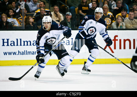 10 janvier 2012 - Boston, Massachusetts, États-Unis - Winnipeg Jets aile droite Tim Stapleton (14) et l'aile gauche Evander Kane (9) en action pendant le match contre les Bruins de Boston au TD Garden de Boston, Massachusetts. Beat Bruins 5 - 3 jets. (Crédit Image : © Mark Fort/Southcreek/ZUMAPRESS.com) Banque D'Images