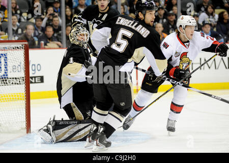 10 janvier 2012 - Pittsburgh, Pennsylvanie, États-Unis - Pittsburgh Penguins gardien Brent Johnson (1), le défenseur des Penguins de Pittsburgh Deryk Engelland (5) et l'aile droite des Sénateurs d'Ottawa Erik Condra (22) Regardez comme le palet navigue jusqu'glace durant la première période que les Penguins de Pittsburgh prendre sur le Sénat Ottawa Banque D'Images