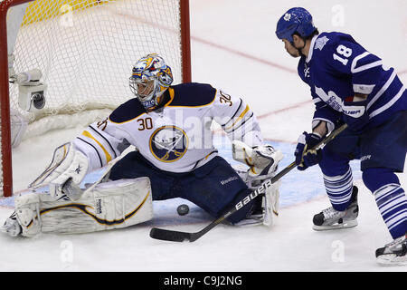 10 janvier 2012 - Toronto, Ontario, Canada - gardien de Sabres de Buffalo Ryan Miller (30) fait une save as Toronto Maple Leaf avant Mike Brown (18) recherche d'un rebond au cours de l'action de la LNH au Centre Air Canada à Toronto, Ontario. Toronto a battu 2-0 Buffalo. (Crédit Image : © Jay Gula/Southcreek/ZUMA Banque D'Images