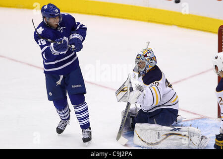 10 janvier 2012 - Toronto, Ontario, Canada - Toronto Maple Leaf avant Joffrey Lupul (19) dévie la rondelle au-dessus de la tête de Sabres de Buffalo Ryan Miller gardien (30) au cours de l'action de la LNH au Centre Air Canada à Toronto, Ontario. Toronto a battu 2-0 Buffalo. (Crédit Image : © Jay Gula/Southcreek/ZU Banque D'Images
