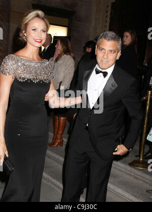 10 janvier 2012 - New York, New York, États-Unis - Actrice Stacy Keibler et l'acteur GEORGE CLOONEY assister à la National Board of Review (NBR) Awards Gala tenu au Cipriani 42nd Street. (Crédit Image : © Kaszerman ZUMAPRESS.com)/Nancy Banque D'Images