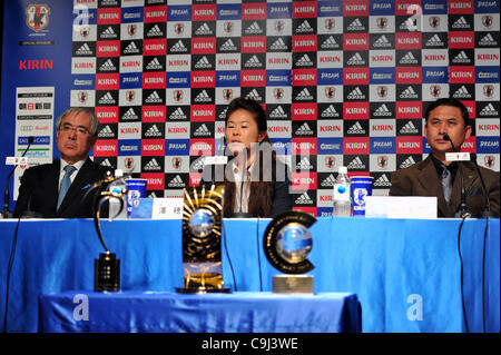 (L-R) Junji Ogura, Homare Sawa, Norio Sasaki, 11 janvier 2012 - Football / Soccer : Homare Sawa assiste à une conférence de presse au JFA House à Tokyo, Japon. Homare Sawa a remporté la Coupe du Monde féminine de l'année, Norio Sasaki a remporté la Coupe du Monde féminine de football l'entraîneur de l'année et Banque D'Images