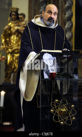 Les gens se rappelaient l'écrivain et éditeur tchèque Josef Skvorecky dans le fleuve Salvator Church à Prague, République tchèque le 11 janvier 2012. Josef Skvorecky, qui était important représentant de l'exil tchécoslovaque, la culture est décédé la semaine dernière à Toronto, où il vit depuis 40 ans. Service requiem a été servi je Banque D'Images