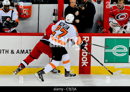 10 janvier 2012 - Raleigh, Caroline du Nord, États-Unis - Flyers de Philadelphie center Maxime Talbot (27) au cours de tonights jeu.Flyers défait les ouragans 2-1 à RBC Center de Raleigh en Caroline du Nord. (Crédit Image : © Anthony Barham/ZUMAPRESS.com)/Southcreek Banque D'Images