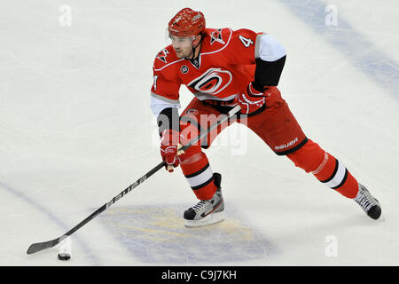 10 janvier 2012 - Raleigh, Caroline du Nord, États-Unis - le défenseur des Hurricanes de la Caroline Jamie McBain (4) au cours de tonights jeu.Flyers défait les ouragans 2-1 à RBC Center de Raleigh en Caroline du Nord. (Crédit Image : © Anthony Barham/ZUMAPRESS.com)/Southcreek Banque D'Images