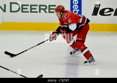 10 janvier 2012 - Raleigh, Caroline du Nord, États-Unis - Carolina Hurricanes Brandon Sutter centre (16) au cours de tonights jeu.Flyers défait les ouragans 2-1 à RBC Center de Raleigh en Caroline du Nord. (Crédit Image : © Anthony Barham/ZUMAPRESS.com)/Southcreek Banque D'Images