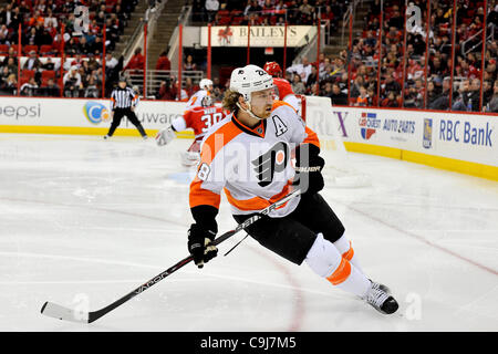 10 janvier 2012 - Raleigh, Caroline du Nord, États-Unis - Flyers de Philadelphie centre Claude Giroux (28) au cours de tonights jeu.Flyers défait les ouragans 2-1 à RBC Center de Raleigh en Caroline du Nord. (Crédit Image : © Anthony Barham/ZUMAPRESS.com)/Southcreek Banque D'Images