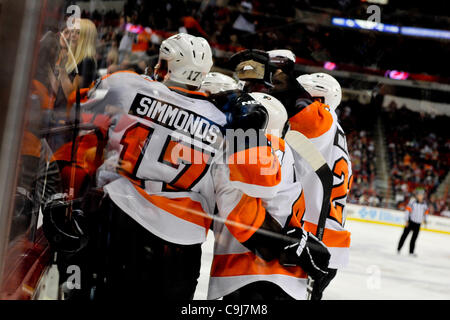 10 janvier 2012 - Raleigh, Caroline du Nord, États-Unis - Flyers de Philadelphie célébrer après avoir marqué lors de tonights jeu.Flyers défait les ouragans 2-1 à RBC Center de Raleigh en Caroline du Nord. (Crédit Image : © Anthony Barham/ZUMAPRESS.com)/Southcreek Banque D'Images