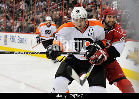 10 janvier 2012 - Raleigh, Caroline du Nord, États-Unis - le défenseur des Hurricanes de la Caroline Jay Harrison (44) et les Flyers de Philadelphie center Danny Briere (48) au cours de tonights jeu.Flyers défait les ouragans 2-1 à RBC Center de Raleigh en Caroline du Nord. (Crédit Image : © Anthony Barham/ZUMAPRESS.com)/Southcreek Banque D'Images