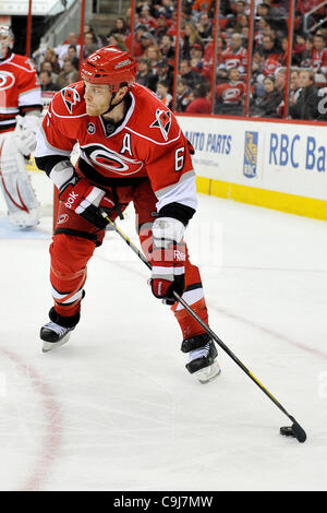 10 janvier 2012 - Raleigh, Caroline du Nord, États-Unis - le défenseur des Hurricanes de la Caroline Tim Gleason (6) au cours de tonights jeu.Flyers défait les ouragans 2-1 à RBC Center de Raleigh en Caroline du Nord. (Crédit Image : © Anthony Barham/ZUMAPRESS.com)/Southcreek Banque D'Images