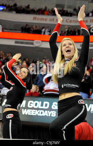 10 janvier 2012 - Raleigh, Caroline du Nord, États-Unis - Carolina Hurricanes storm squad cheer au cours de tonights jeu.Flyers défait les ouragans 2-1 à RBC Center de Raleigh en Caroline du Nord. (Crédit Image : © Anthony Barham/ZUMAPRESS.com)/Southcreek Banque D'Images