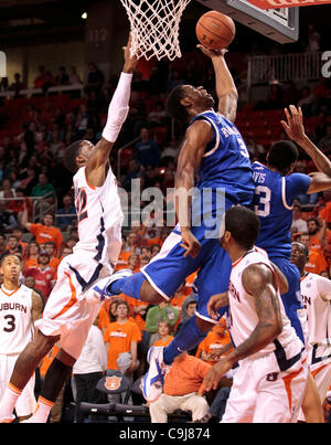 11 janvier 2012 - Auburn, Alabama, USA - Kentucky Wildcats avant Terrence Jones (3) marqués en dessous comme # 2 Indiana défait Auburn 68-53 le mercredi 11 janvier 2012 à Auburn, AL. Photo par Mark Cornelison | Personnel (crédit Image : © Lexington Herald-Leader/ZUMAPRESS.com) Banque D'Images