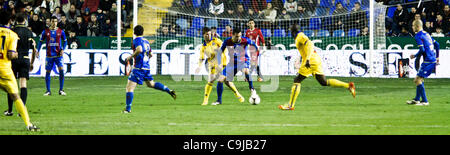 11/01//2011. Valencia, Espagne Copa del Rey, Football - Espagne - Levante UD vs Alcorcon - Levante, de Valence, gagner 4-0 dans le deuxième match de la compétition éliminatoire contre l'équipe de 2e division Alcorcón et passe à la ronde suivante - Levante UD player comme il conduit la balle à travers son attaque zo Banque D'Images