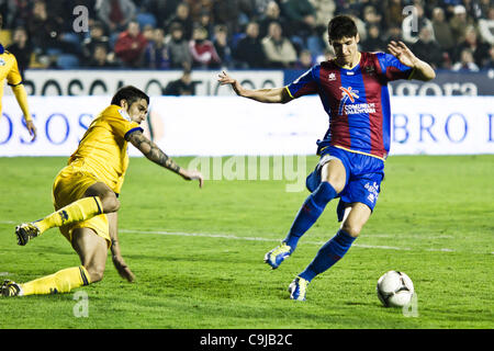 11/01//2011. Valencia, Espagne Copa del Rey, Football - Espagne - Levante UD vs Alcorcon - Levante, de Valence, gagner 4-0 dans le deuxième match de la compétition éliminatoire contre l'équipe de 2e division Alcorcón et passe à la ronde suivante - Rafa Jordá alors qu'il tente de dribbler un adversaire Banque D'Images