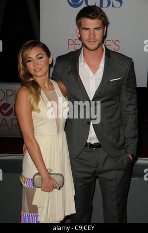 11 janvier 2012 - Los Angeles, Californie, États-Unis - Miley Cyrus, Liam Hemsworth participant à la People's Choice Awards 2012 Red Carpet arrivants tenue au Nokia Theatre de Los Angeles, Californie le 1/11/12. Crédit Image : 2012(Â© D. Long/Globe Photos/ZUMAPRESS.com) Banque D'Images