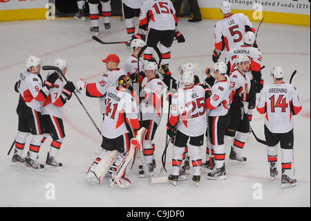 12 janvier 2012 - New York, New York, États-Unis - le gardien des Sénateurs d'Ottawa Craig Anderson (41) et ses coéquipiers célèbrent leur victoire par jeu blanc sur les Rangers de New York après l'action de la LNH entre les Sénateurs d'Ottawa et les Rangers de New York au Madison Square Garden. Les sénateurs défait les Rangers 3-0. (Crédit Banque D'Images