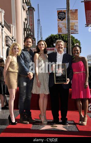 Laura Wiggins, Justin Chatwin, Emmy Rossum, John Wells, Shanola Hampton à la cérémonie d'intronisation pour l'étoile sur le Hollywood Walk of Fame Cérémonie pour John Wells, Hollywood Boulevard, Los Angeles, CA, 12 janvier 2012. Photo par : Michael Germana/Everett Collection Banque D'Images