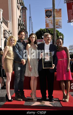 Laura Wiggins, Justin Chatwin, Emmy Rossum, John Wells, Shanola Hampton à la cérémonie d'intronisation pour l'étoile sur le Hollywood Walk of Fame Cérémonie pour John Wells, Hollywood Boulevard, Los Angeles, CA, 12 janvier 2012. Photo par : Michael Germana/Everett Collection Banque D'Images