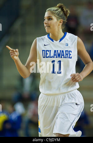 12 janvier 2012 - Newark, Delaware, United States of America - 01/11/12 : De Newark Delaware Junior # 11 Elena Delle Donne et le basket-ball américain Writers Association Femmes - Joueur de la Semaine nationale de geste vers son coéquipier lors d'une conférence de l'Association athlétique coloniale G Basket-ball Banque D'Images