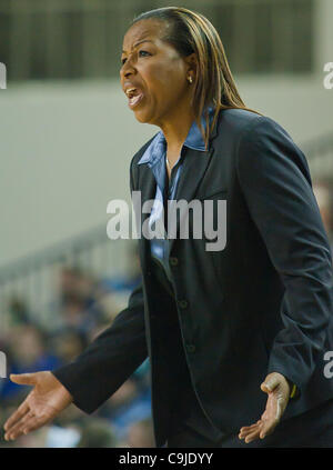 12 janvier 2012 - Newark, Delaware, United States of America - 01/11/12 de Newark : University of North Carolina Wilmington Women's Head Coach Cynthia Cooper-Dyke crie la frustration de l'écart au cours d'une conférence de l'Association athlétique coloniale match de basket-ball contre Washington Jeudi, Janvier 1 Banque D'Images