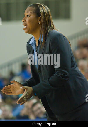 12 janvier 2012 - Newark, Delaware, United States of America - 01/11/12 de Newark : University of North Carolina Wilmington Women's Head Coach Cynthia Cooper-Dyke crie la frustration de l'écart au cours d'une conférence de l'Association athlétique coloniale match de basket-ball contre Washington Jeudi, Janvier 1 Banque D'Images