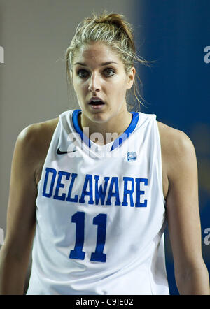 12 janvier 2012 - Newark, Delaware, United States of America - 01/11/12 : De Newark Delaware Junior # 11 Elena Delle Donne et l'Association des écrivains de basket-ball américain Womenâ€™s acteur national de la semaine en haut de la clé avant de prendre son coup franc pendant un coloniale comme athlétique Banque D'Images