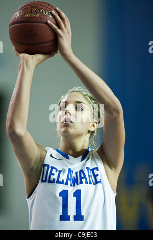 12 janvier 2012 - Newark, Delaware, United States of America - 01/11/12 : De Newark Delaware Junior # 11 Elena Delle Donne et le basket-ball américain Writers Association Femmes - Joueur de la Semaine nationale de la tentative de lancers au cours d'une conférence de l'Association athlétique coloniale match de basket-ball ag Banque D'Images