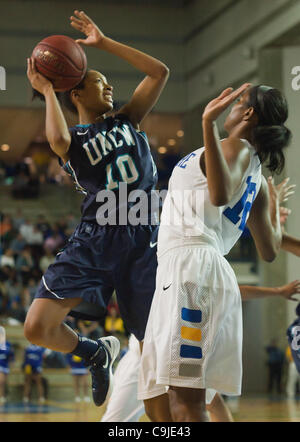 12 janvier 2012 - Newark, Delaware, United States of America - 01/12/12 de Newark : University of North Carolina Wilmington Sophomore Guard Abria Trice # 10 tente un tir sous le panier tandis que le Delaware en avant # 12 Danielle Parker (à droite) défend au cours d'une conférence de l'Association athlétique coloniale Baske Banque D'Images