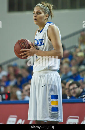 12 janvier 2012 - Newark, Delaware, United States of America - 01/11/12 : De Newark Delaware Junior # 11 Elena Delle Donne à perpares à lié le basket-ball au cours d'une conférence de l'Association athlétique coloniale Basket-ball match contre l'université de North Carolina Wilmington Seahawks Jeudi, Banque D'Images